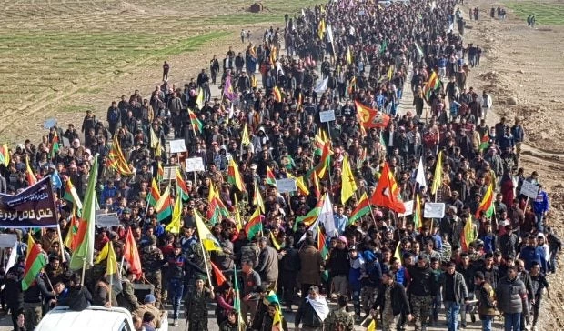 Χιλιάδες Κούρδοι επιστρατεύονται στα σύνορα με την Τουρκία (βίντεο)